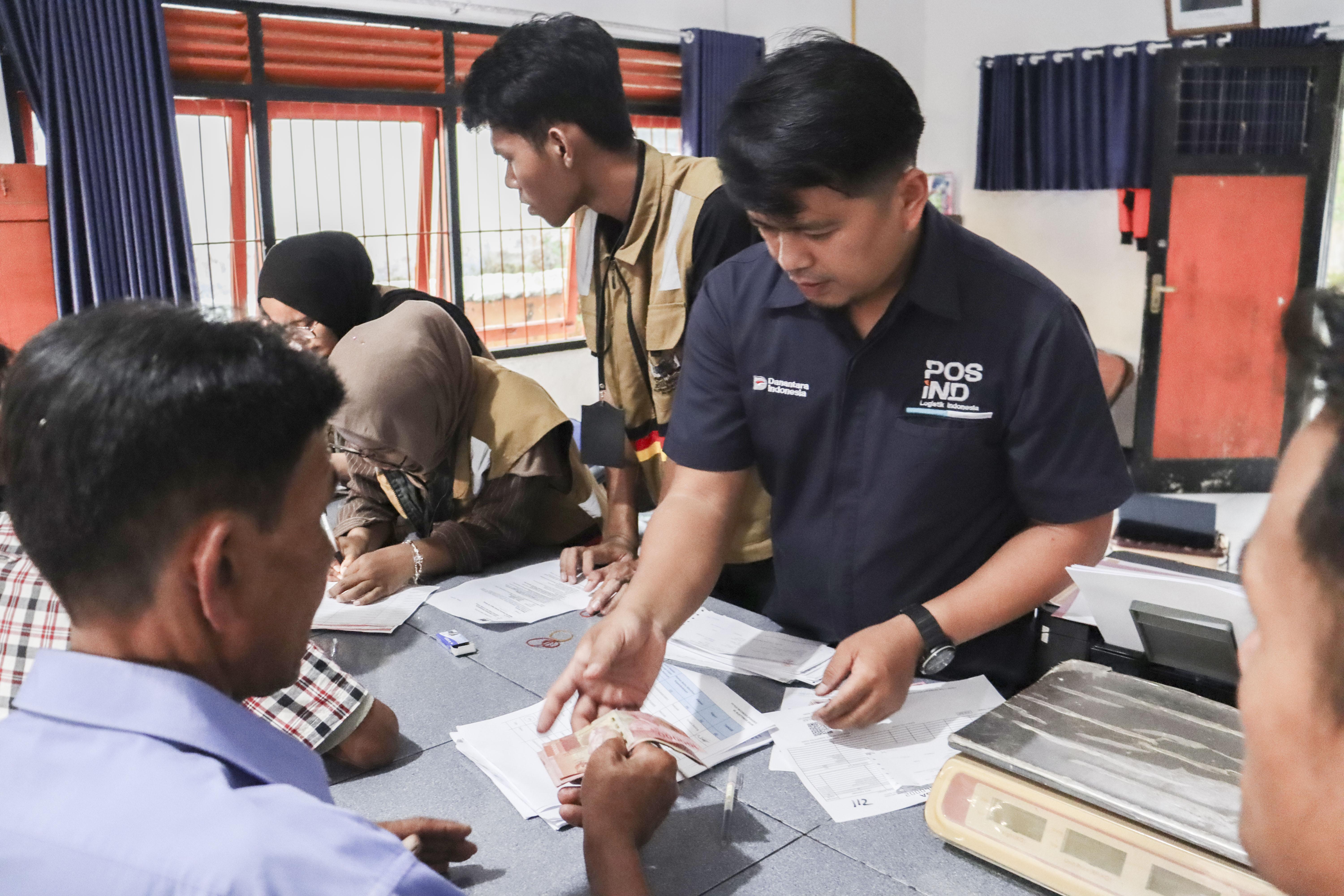 Dukung Pemkab Agam, JEMARI Sakato dan Save the Children Distribusi Bantuan Tunai untuk 450 KK